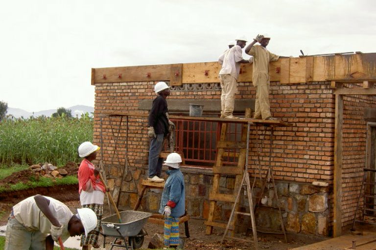 2011-12 Der Beginn 1 Gebäude_Wirtschaftshaus mit Küche